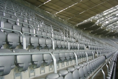 صندلی های مدرن استادیوم آلیانز آرنا مونیخ و پوشش سقف متحرک در این عکس که سال 2005 گرفته شده است مشخص است