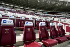 صندلی های بازیکنان ذخیره و مربیان در استادیوم لندن- وستهام