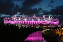 نمایی زیبا از بدنه استادیوم لندن- وستهام در غروب آفتاب