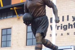مجسمه بیلی رایت در خارج از استادیوم مولینکس ولور همپتون