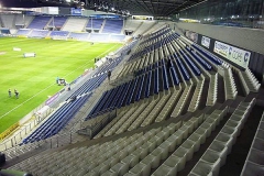 نمای جانبی از سکوها و صندلی های استادیوم مندیزوروتزا - استادیوم دیپورتیو آلاوس