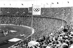 استادیوم المپیک برلین میزبان المپیک 1936 برلین و وجود پرچم نازی در استادیوم