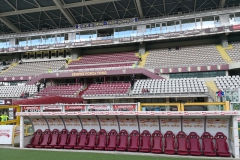 صندلی های نیمکت بازیکنان ذخیره در استادیوم المپیکو گرانده تورین