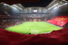 هواداران دوآتشه گالاتاسرای ترکیه در استادیوم ترک تلکام آرنا