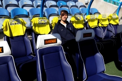 صندلی های بازیکنان ذخیره در استادیوم جان اسمیت (کریکلس) هادرسفیلد