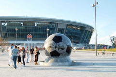 مجسمه توپ در مسیر ورودی به استادیوم دونباس آرنا