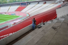 سکوی جایگاه ویژه در حال نصب صندلی در استادیوم راجکو متیک - ستاره سرخ بلگراد