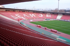 نمایی از داخل استادیوم راجکو متیک - ستاره سرخ بلگراد و صندلی های آن