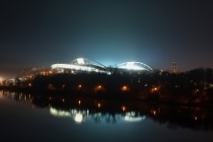 دورنمای استادیوم رد بول آرنا لایپزیگ به هنگام شب از کنار رود