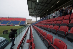 صندلی های تاشو در سکوی اصلی استادیوم ساردگنا آرنا کالیاری