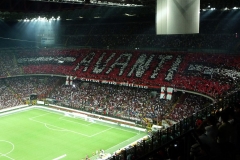 جایگاه هواداران متعصب آ ث میلان در طبقه دوم پشت دروازه جنوبی استادیوم سن سیرو سال 2009