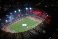 استادیوم سن پائولی مملوء از هواداران ناپولی ایتالیا در لیگ قهرمانان اروپا برابر بایرن مونیخ