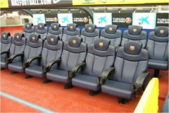 صندلی های بازیکنان ذخیره در استادیوم نیو کمپ بارسلونا