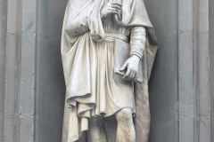 مجسمه لئوناردو داوینچی در شهر فلورانس در کشور ایتالیا