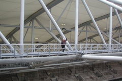 محل عبور مهندسین و خدمات تاسیسات بر درون سقف استادیوم ولتنز آرنا