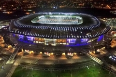 نمایی هوایی از استادیوم پارک المپیکیو لیونایز به هنگام برگزاری مسابقه در شب