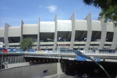 سازه بیرونی و پایه های نگهدارنده سقف استادیوم پارک ده پرنسز و تونل شهری که از زیر کناره سازه استادیوم عبور می کند