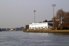 رودخانه تامس در کنار سکوی ریورساید استادیوم کراون کوتیج فولهام