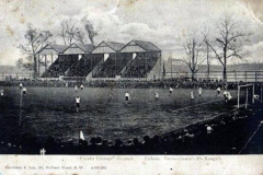 سکوی رابت هاچ تنها سکوی استادیوم کراون کوتیج فولهام در سال 1904