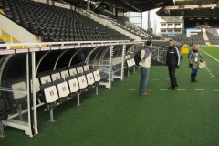 صندلی های تاشو نیمکت بازیکنان ذخیره در استادیوم کراون کوتیج فولهام
