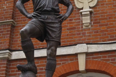 مجسمه جانی هاینس اسطوره باشگاه فولهام که جلوی استادیوم کراون کوتیج فولهام کنار سکوی هاینس در حاشیه خیابان نصب شده است